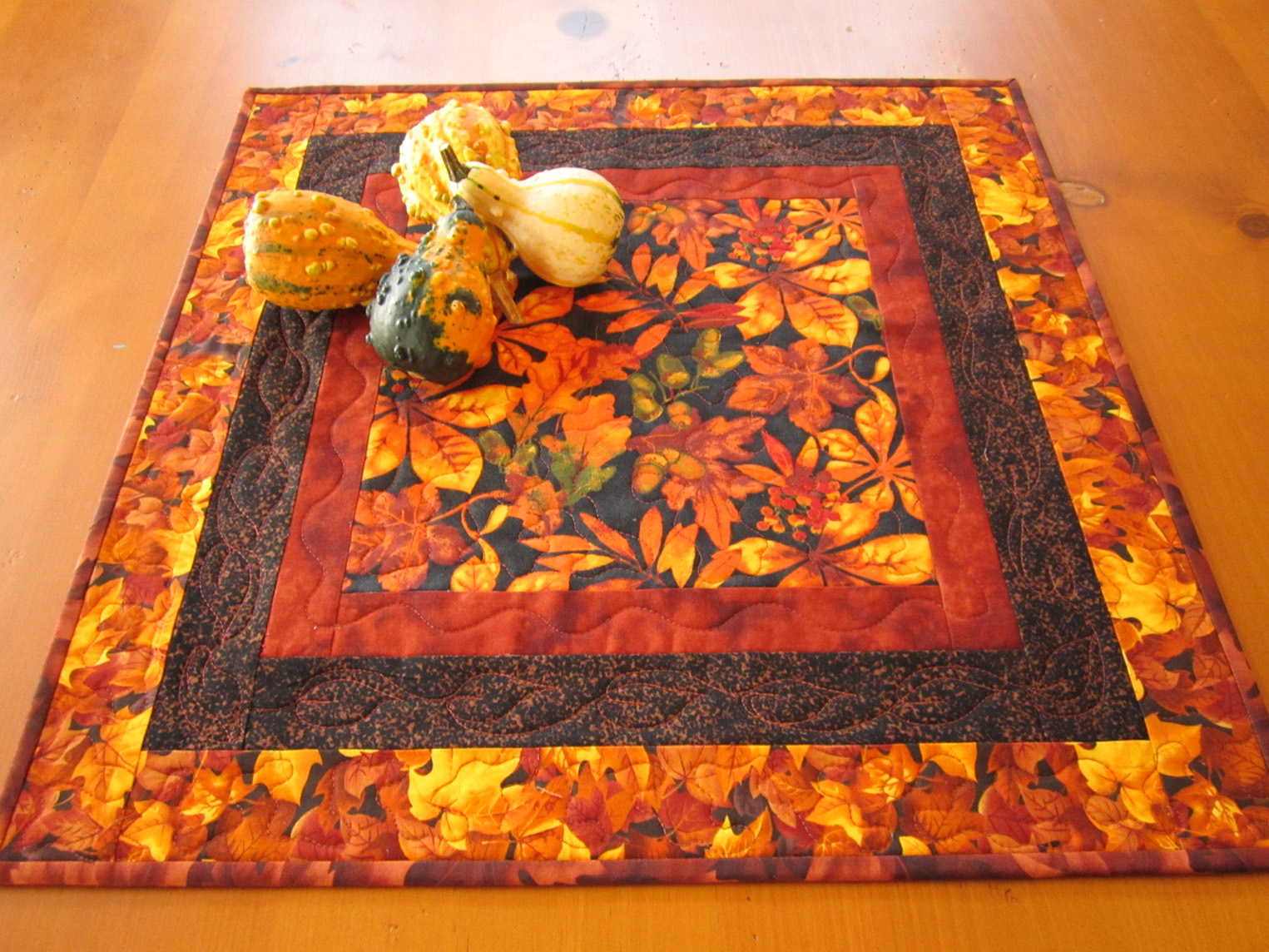 Rustic Golden Leaves Table Topper on Luulla