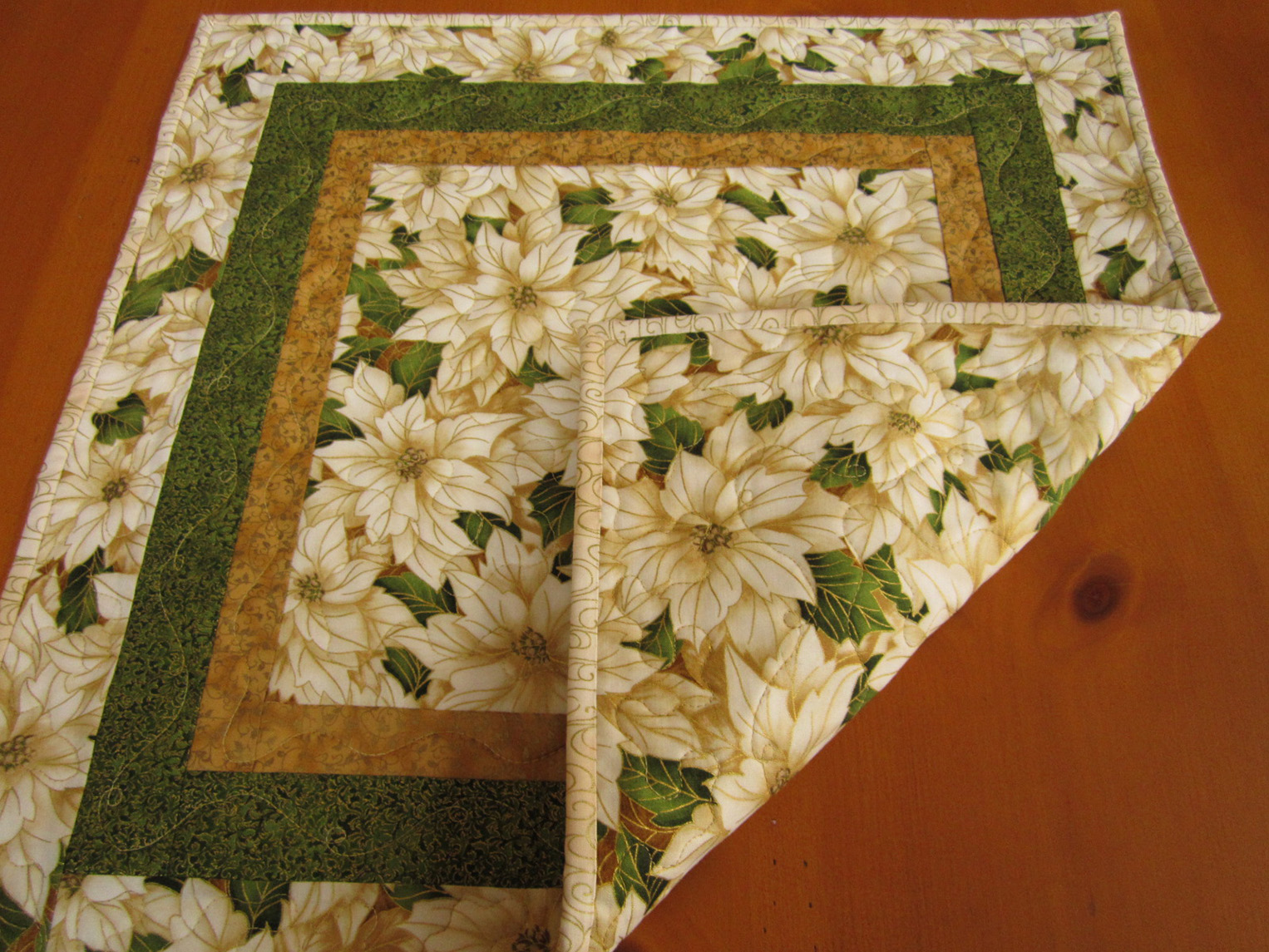 poinsettia-quilted-table-topper-on-luulla