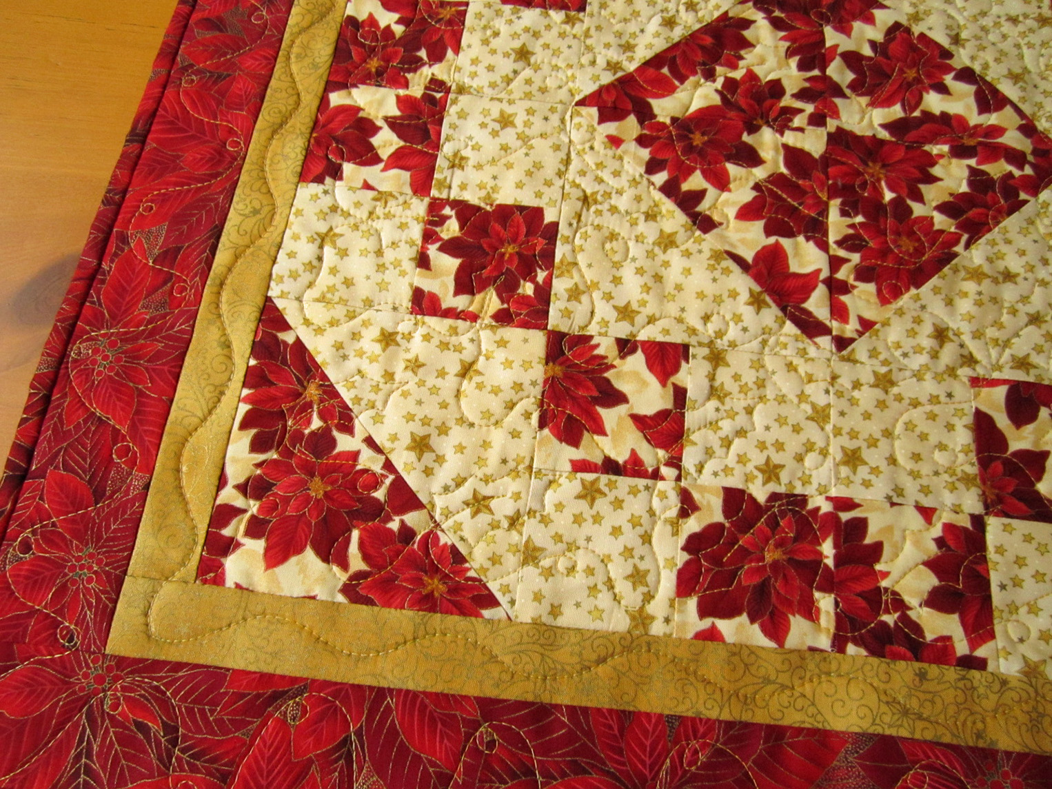 Christmas Quilted Table Topper on Luulla