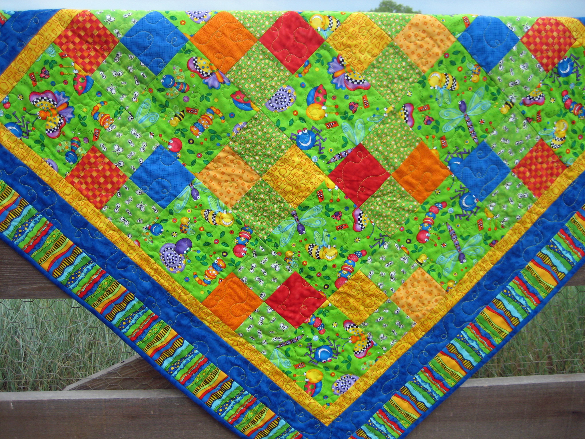 Pieced Quilt Bugs Bright on Luulla